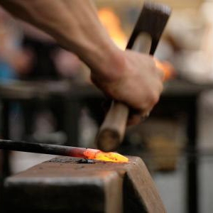 湖南奇案：一位铁匠死后身体站立不倒 真相是这个