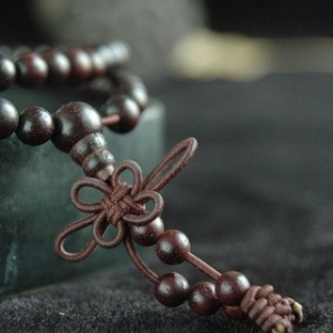 物质上的获取解决不了心灵上的痛苦