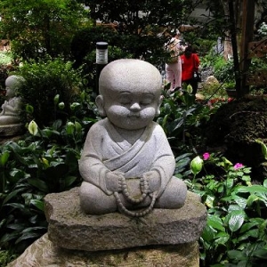 用钱修佛像还是用钱来帮助穷人